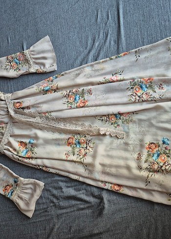 çiçekli krem rengi şifon şık elbise - Görsel 4