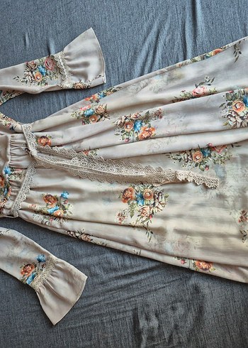 çiçekli krem rengi şifon şık elbise - Görsel 5