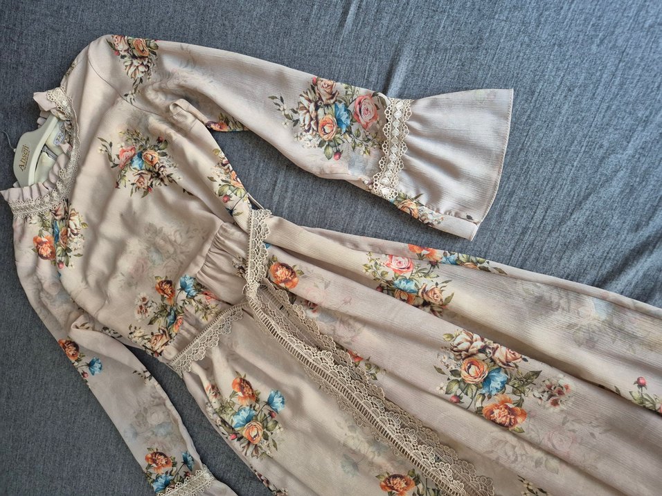 çiçekli krem rengi şifon şık elbise - Görsel 3