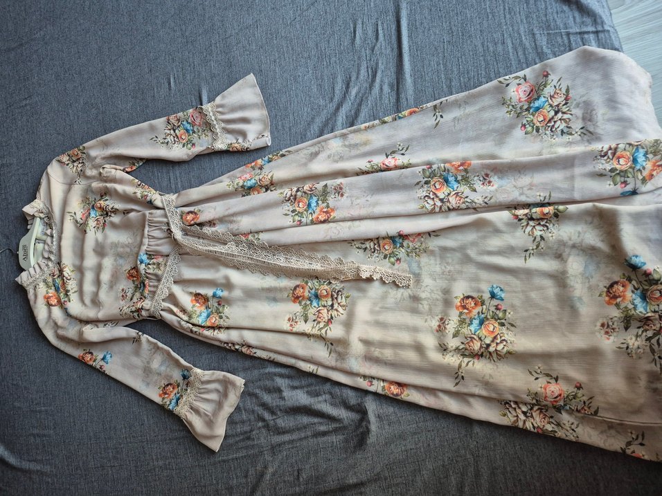 çiçekli krem rengi şifon şık elbise - Görsel 4