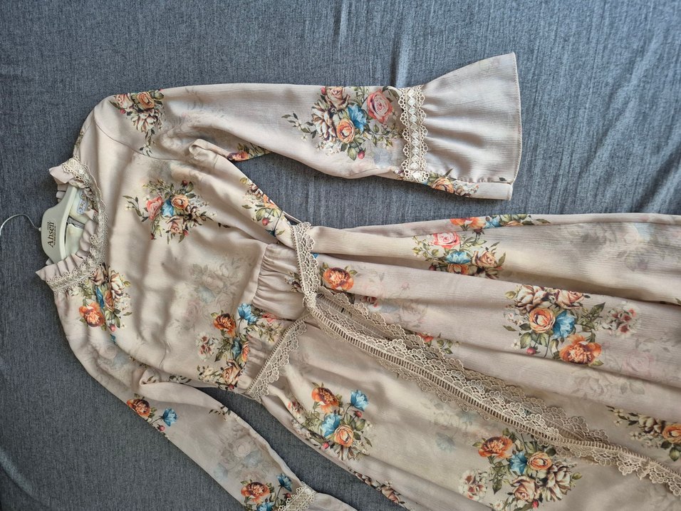 çiçekli krem rengi şifon şık elbise - Görsel 2