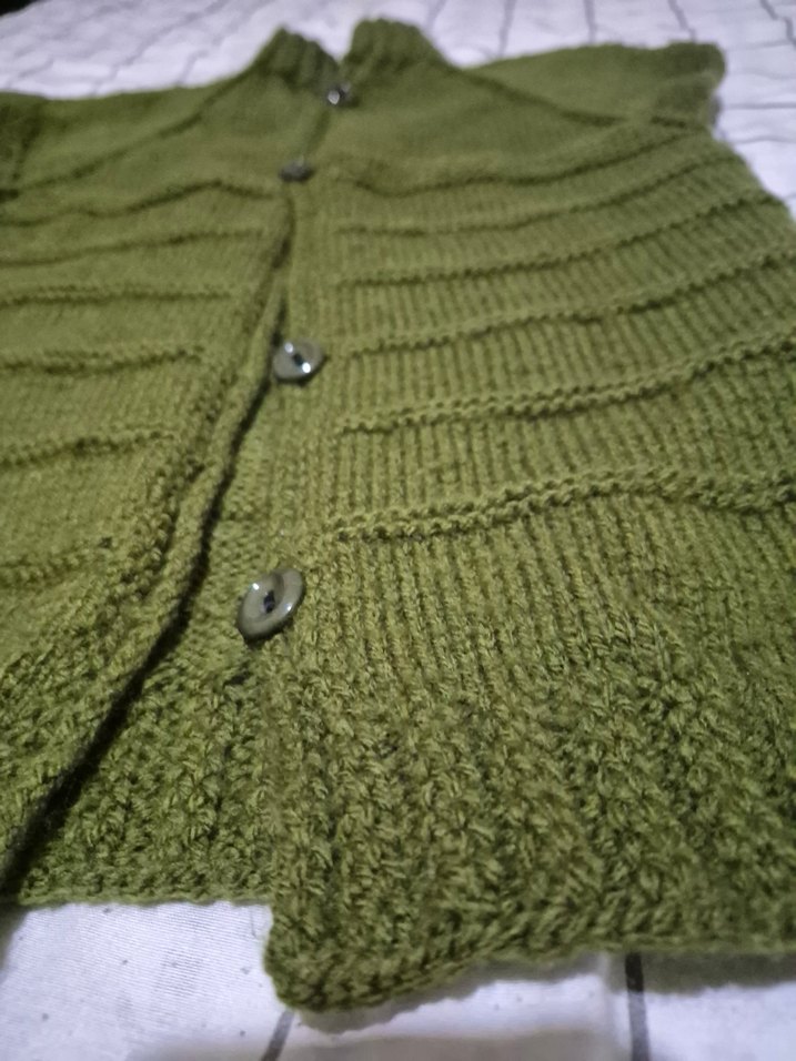 5/6 yaşa uygun düğmeli yeşil el örgüsü kolsuz  yelek - Görsel 4