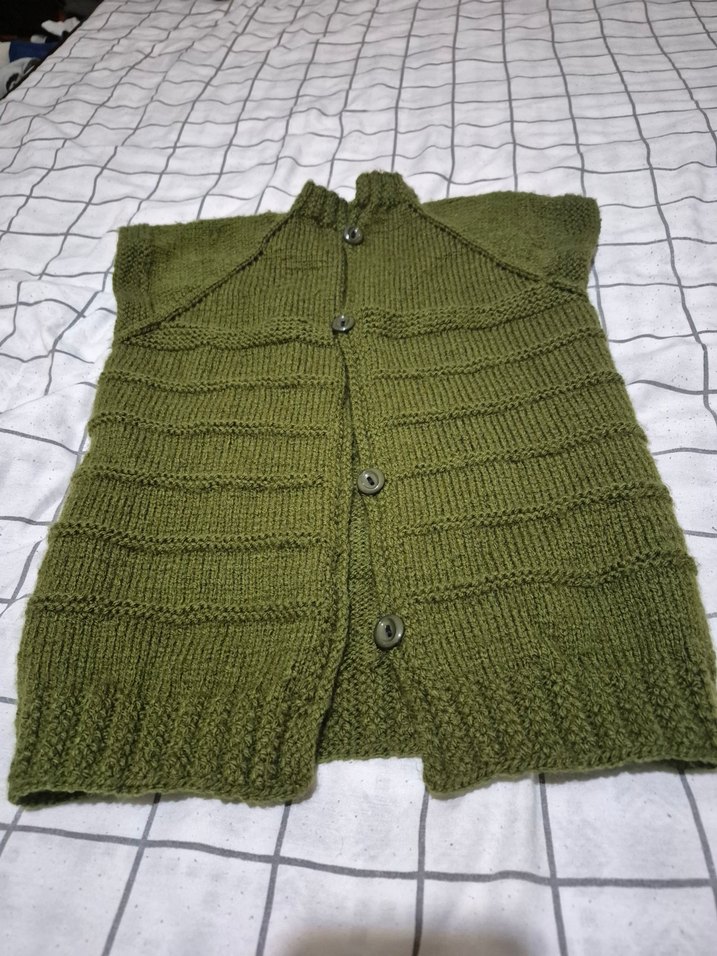 5/6 yaşa uygun düğmeli yeşil el örgüsü kolsuz  yelek - Görsel 2