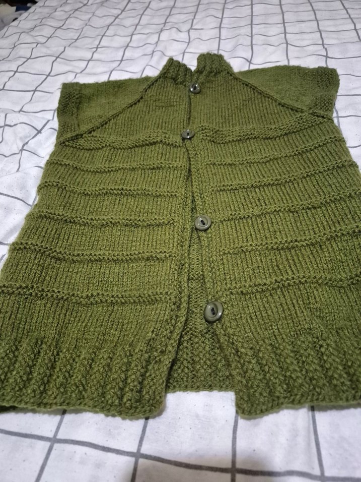 5/6 yaşa uygun düğmeli yeşil el örgüsü kolsuz  yelek - Görsel 3
