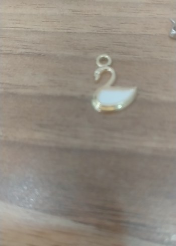 Chanel Zincir Detaylı Altın Renkli Kadın Broş
