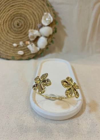 Altın Renkli Minimalist Çiçekli Kadın Bileklik