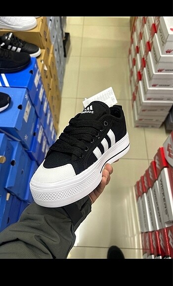 Adidas 38-39-40 numaralar mevcut Çok hafif bi ürün