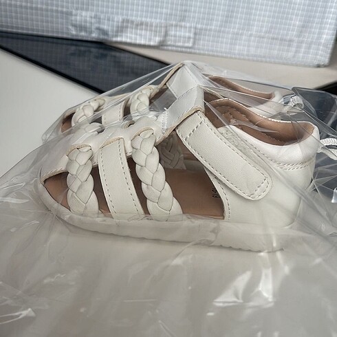 19 Beden beyaz Renk H&M Kız Bebek Sandalet 18/19