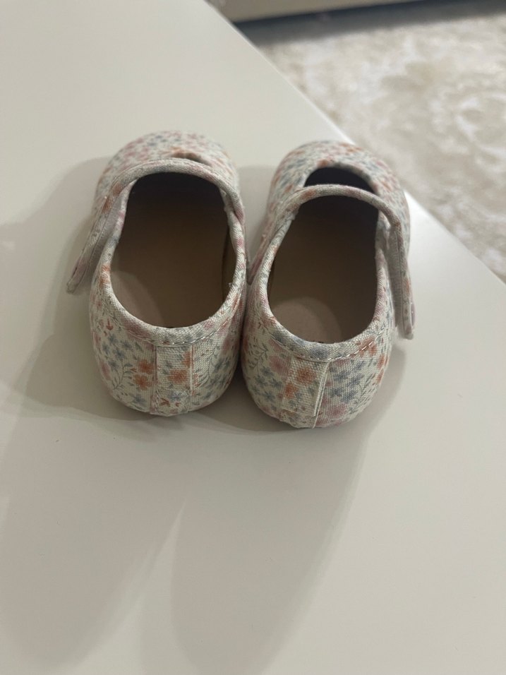 H&M Kız Bebek Çiçekli Cırtlı Babet - Görsel 3