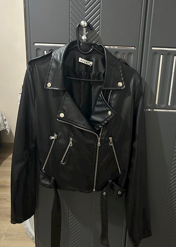 Siyah Deri Biker Ceket, Kemerli, Strappy Kol