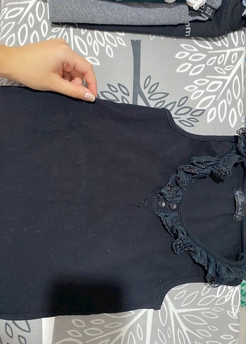 Düğmeli Siyah Nakışlı V-Yaka Kolsuz Bluz