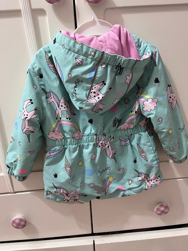 Kız Çocuk Kapüşonlu Baskılı Yağmurluk - Görsel 2