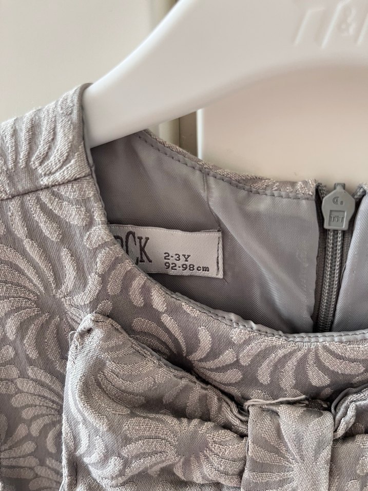 Kız Çocuk Gri Fiyonk Detaylı Kolsuz Elbise - Görsel 3