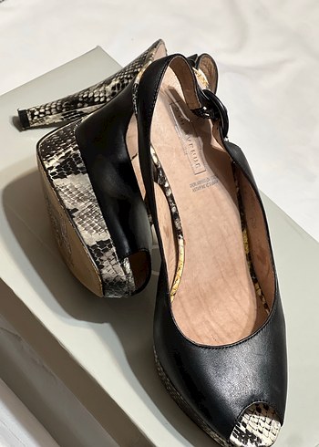 Kemer Detaylı Siyah Deri Dolgu Topuklu Ayakkabı - Görsel 3