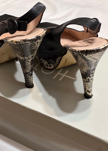 Kemer Detaylı Siyah Deri Dolgu Topuklu Ayakkabı - Görsel 2