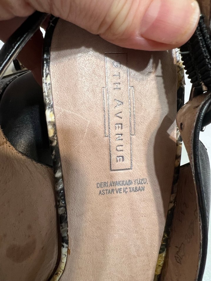 Kemer Detaylı Siyah Deri Dolgu Topuklu Ayakkabı - Görsel 4