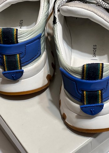 Mavi ve beyaz Yargıcı Spor Ayakkabı - Görsel 2