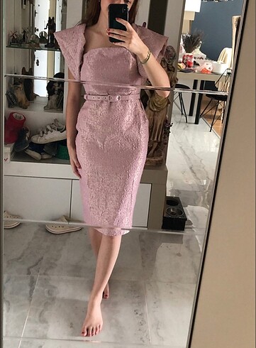 Pembe elbise