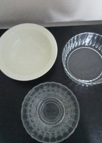 Beyaz ve Şeffaf Cam Yemek Kapları