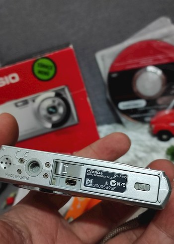 Casio QV-R100 Vintage Dijital Fotoğraf Makinesi - Görsel 5