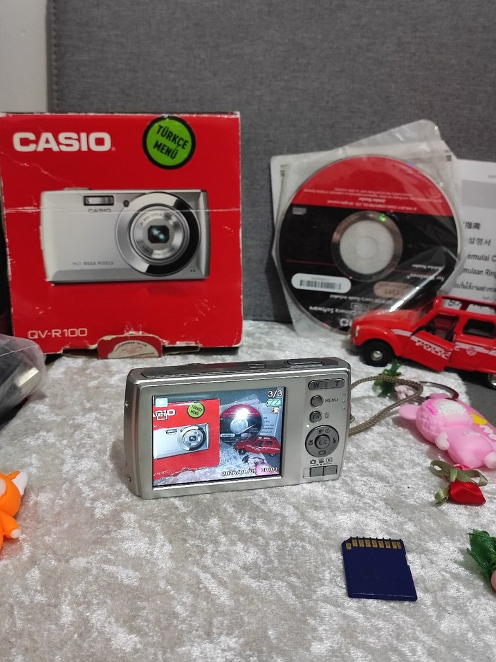 Casio QV-R100 Vintage Dijital Fotoğraf Makinesi - Görsel 2