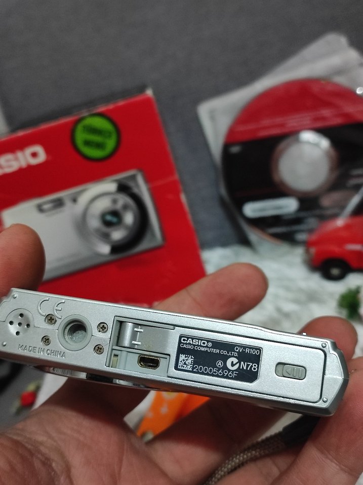 Casio QV-R100 Vintage Dijital Fotoğraf Makinesi - Görsel 5