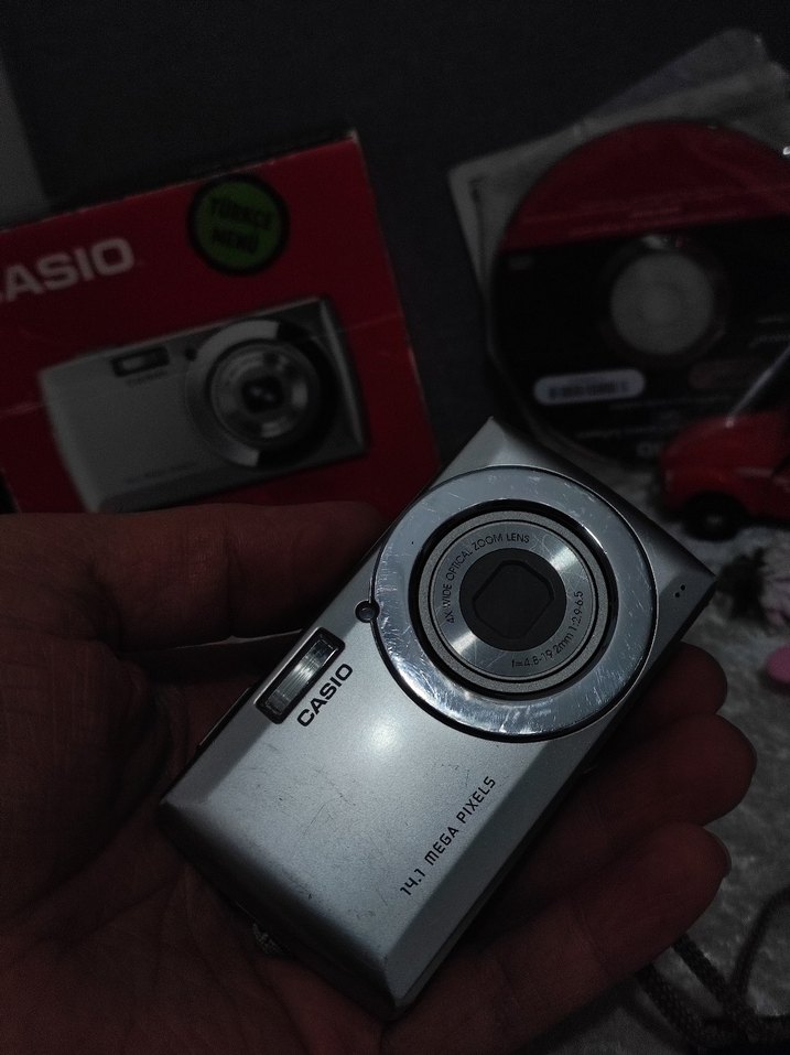 Casio QV-R100 Vintage Dijital Fotoğraf Makinesi - Görsel 4