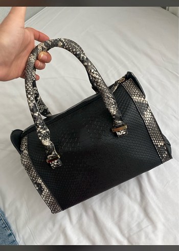 Zara Siyah Yılan Derisi Desenli Kadın Deri Çanta