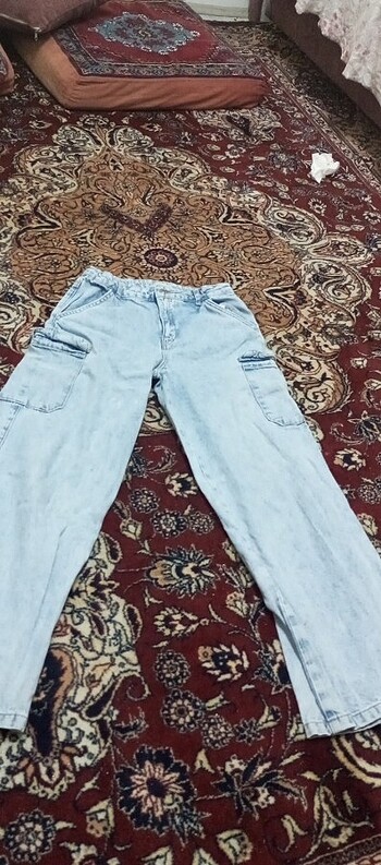 Açık mavı bol kot pantolon