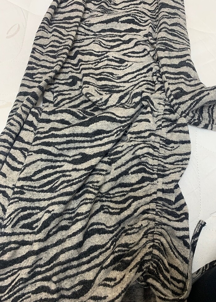 Bershka yırtmaçlı elbise - Görsel 3