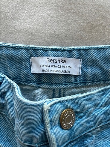 34 Beden mavi Renk Bershka marka mom jeans