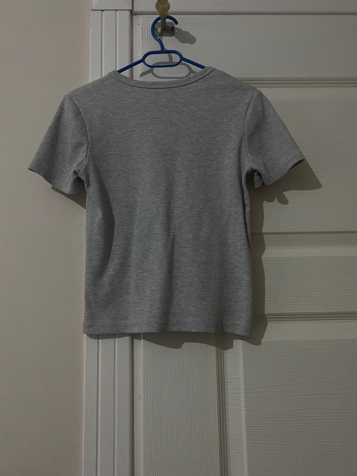 Düğmeli Gri Kadın Kısa Kollu Tişört - Görsel 2