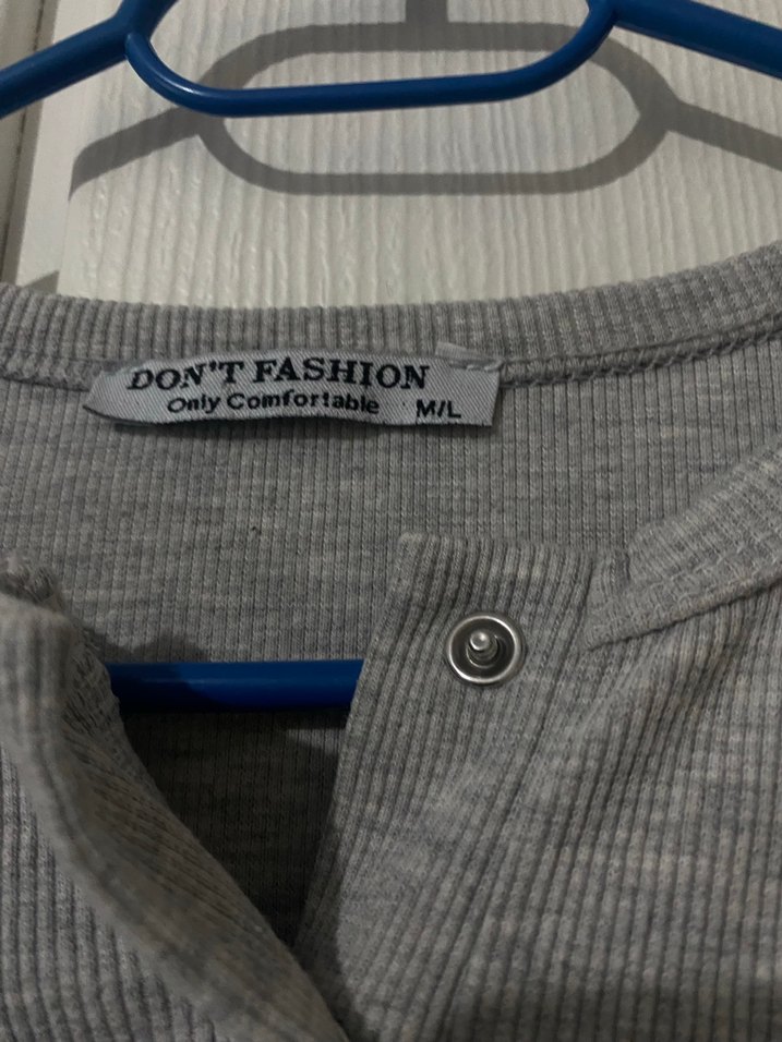 Düğmeli Gri Kadın Kısa Kollu Tişört - Görsel 3