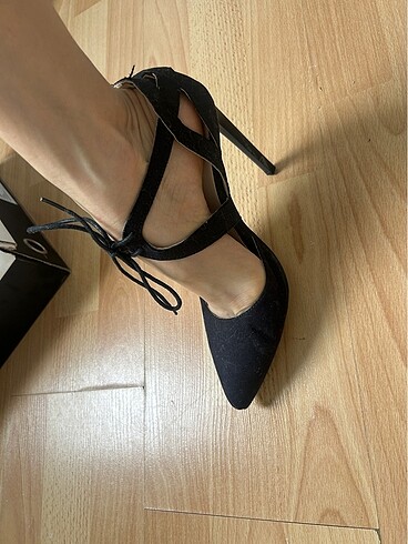 38 Beden Siyah Bağlamalı Stiletto