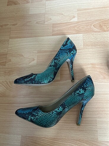 38 Beden Yılan Görünümlü Stiletto