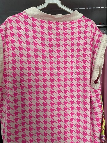 Pembe süveter