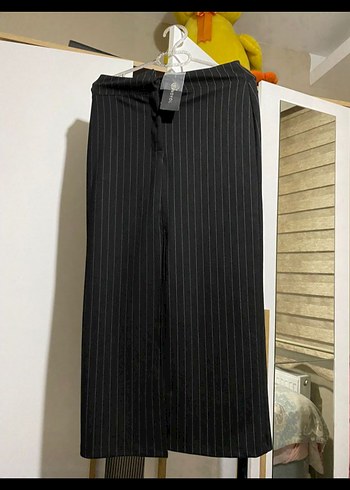 Kadın Siyah Çizgili Pilili Kumaş Pantolon