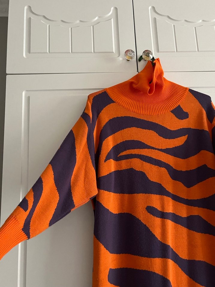 Turuncu Zebra Desenli Uzun Balıkçı Yaka Elbise - Görsel 3