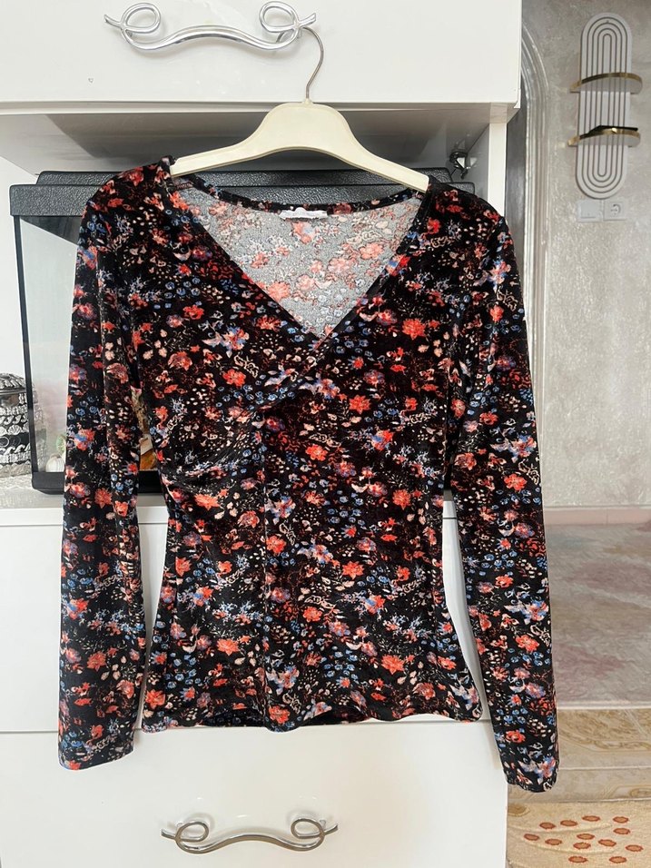 Çiçek Desenli V Yakalı Uzun Kollu Bluz - Görsel 3
