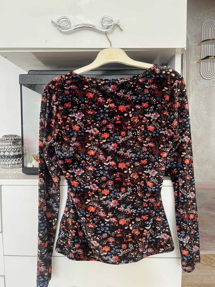 Çiçek Desenli V Yakalı Uzun Kollu Bluz - Görsel 2