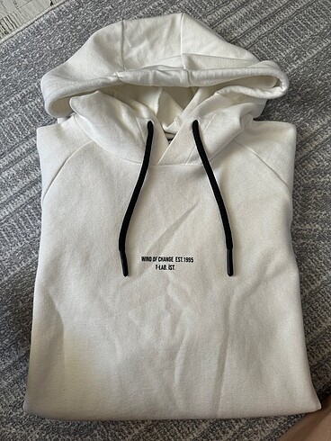 Beyaz Şapkalı Sweatshirt