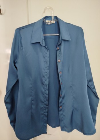 Mavi Saten V Yakalı Kadın Gömlek - Görsel 3