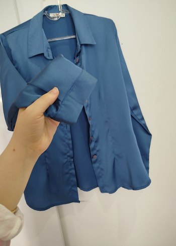 Mavi Saten V Yakalı Kadın Gömlek - Görsel 4