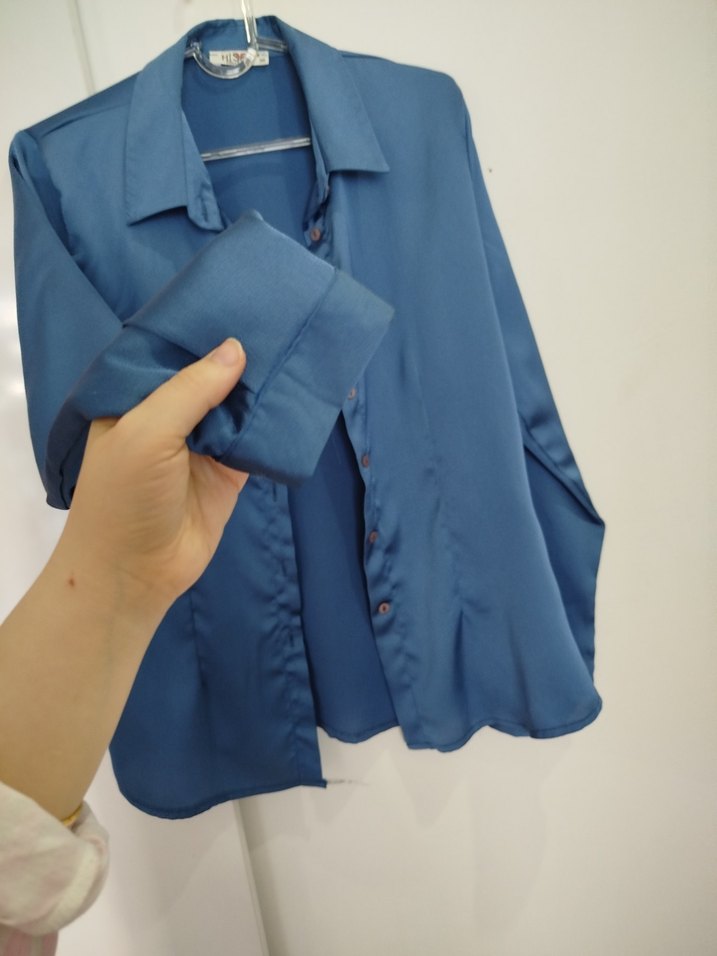 Mavi Saten V Yakalı Kadın Gömlek - Görsel 4