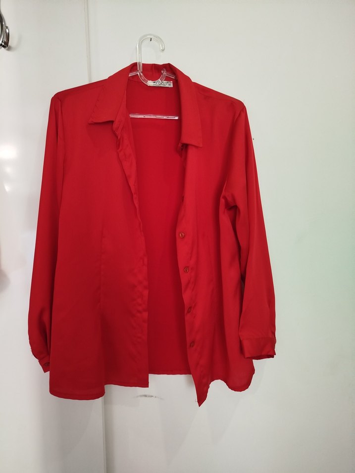 Kırmızı Parlak Saten Düğmeli Kadın Gömlek - Görsel 3