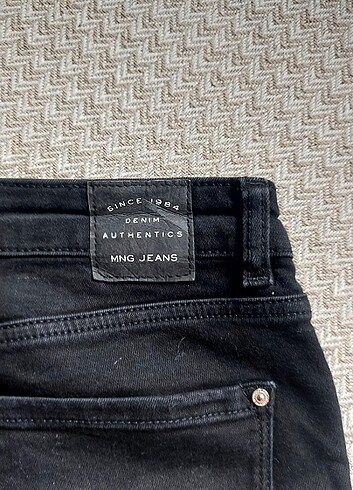 38 Beden siyah Renk Mango siyah strech yırtık jeans