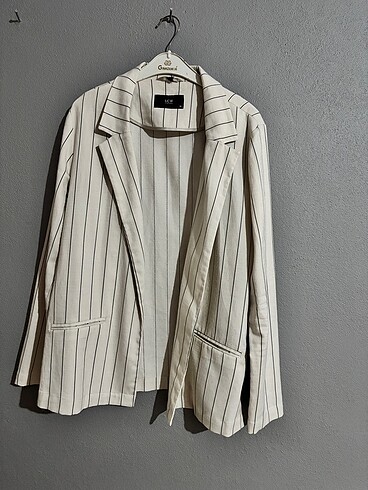 Siyah çizgili bej blazer ceket