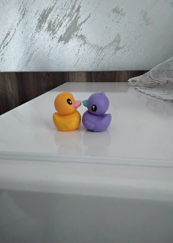 Mor ve Sarı Pastel Ördek Figürleri kinder joydan çıkmıştır