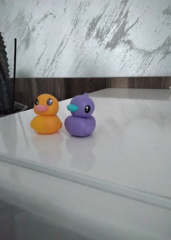 Diğer Mor ve Sarı Pastel Ördek Figürleri kinder joydan çıkmıştır