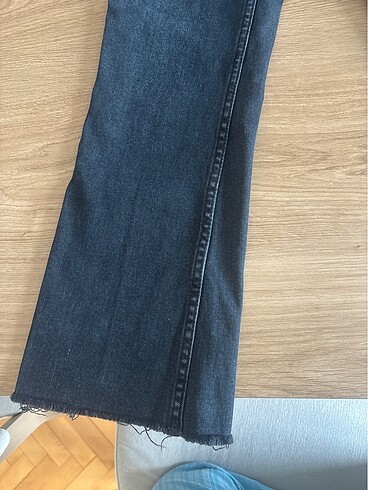 Zara Zara flare model paçası kesik jean